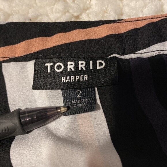 A womens Torrid stripe 3/4 roll tab sleeve plus size 2.  EUC - Picture 4 of 4